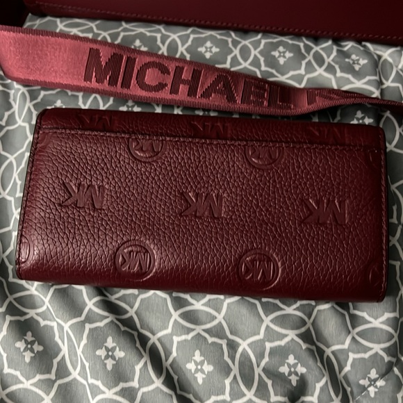 Michael Kors bag and matching wallet used perfect condition. Burgundy color - Picture 4 of 10